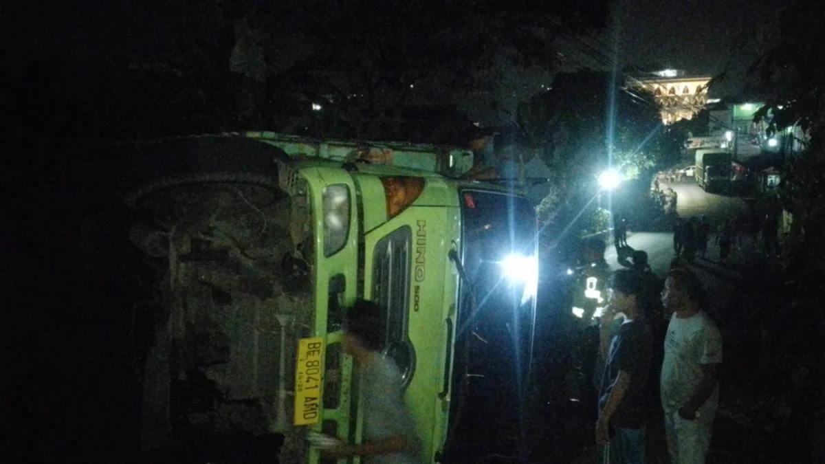 Truk tronton yang terguling hingga menutupi ruas Jalan Simpang Parakanmuncang, tepatnya di wilayah Desa Haurngombong, Kecamatan Pamulihan, Kabupaten Sumedang. (Yanuar/Jabar Ekspres)