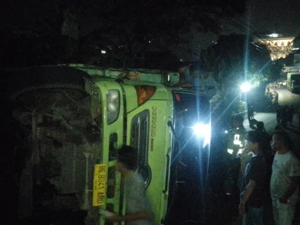 Truk tronton yang terguling hingga menutupi ruas Jalan Simpang Parakanmuncang, tepatnya di wilayah Desa Haurngombong, Kecamatan Pamulihan, Kabupaten Sumedang. (Yanuar/Jabar Ekspres)