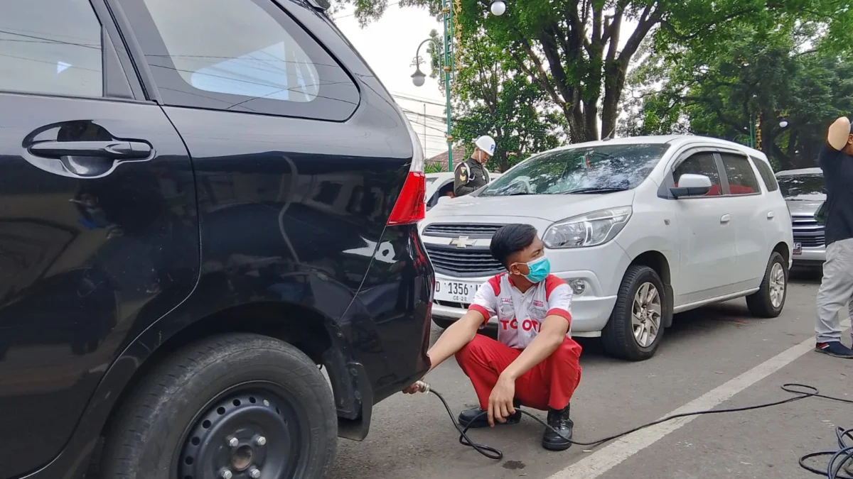 Doc. Uji Emisi Kendaraan Hari Pertama di Jalan Gedung Empat, Kota Cimahi oleh Dinas Lingkungan Hidup Kota Cimahi (Mong)