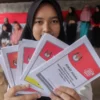 Ilustrasi pemilih pemuda menunjukan surat Pemilu. (Pandu Muslim/Jabar Ekspres)