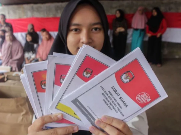 Ilustrasi pemilih pemuda menunjukan surat Pemilu. (Pandu Muslim/Jabar Ekspres)