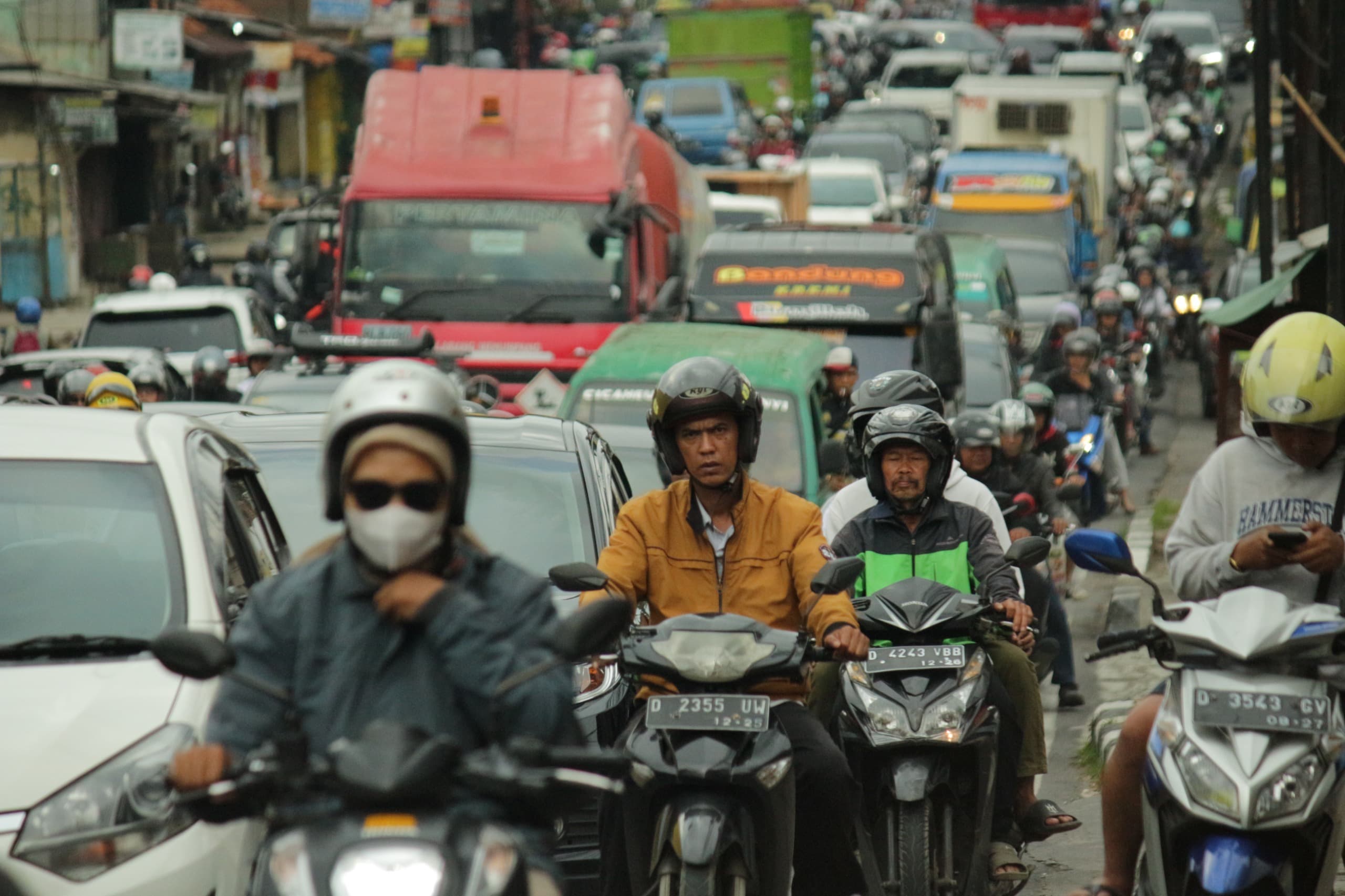 Kepadatan arus lalu lintas di Jalan Raya Cinunuk, Kabupaten Bandung menuju Bundaran Cibiru, Kota Bandung. (Pandu Muslim/Jabar Ekspres)