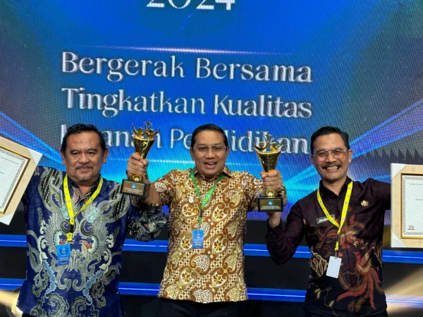 Pj Bupati Sumedang Yudia Ramli saat menerima penghargaan Anugerah Merdeka Belajar.