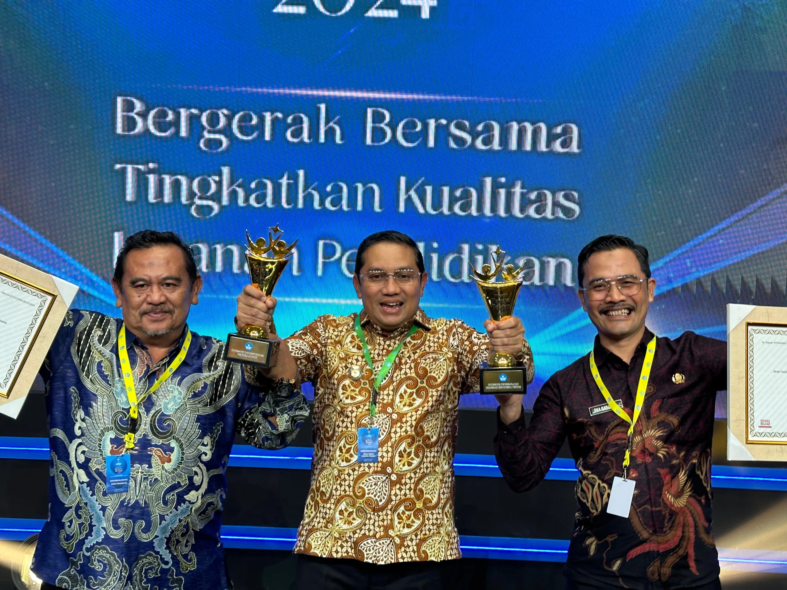 Pj Bupati Sumedang Yudia Ramli saat menerima penghargaan Anugerah Merdeka Belajar.