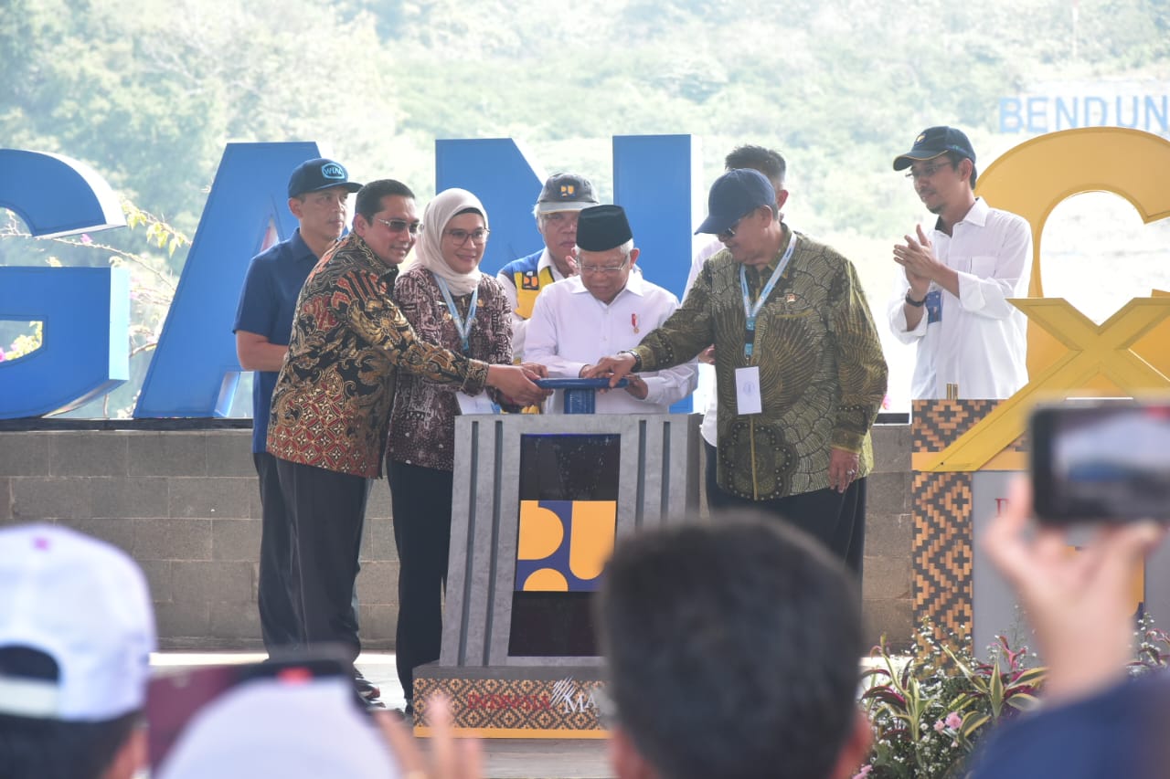 Pj Bupati Sumedang Yudia Ramli bersama para pejabat saat Peresmian Bendungan Cipanas Selasa (9/7/2024).