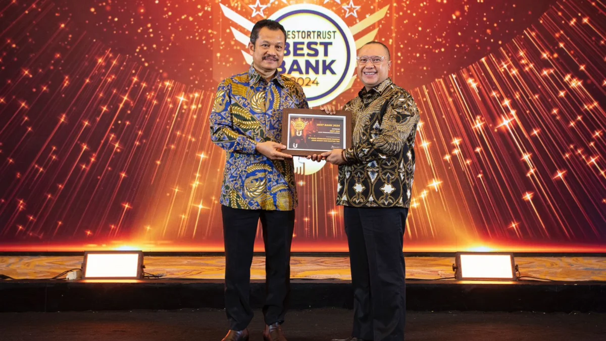 Senior Executive Vice President Credit Risk bank bjb Galis Prasetya saat menerima penghargaan untuk bank bjb sebagai Best Bank 2024.