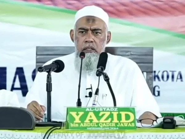 Ustadz Yazid Bin Abdul Qodir Jawas saat memberikan tausiahnya.