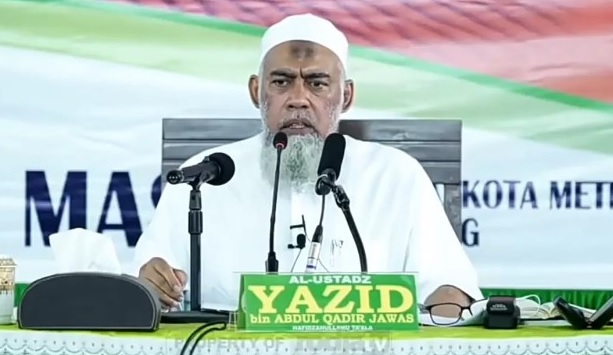 Ustadz Yazid Bin Abdul Qodir Jawas saat memberikan tausiahnya.