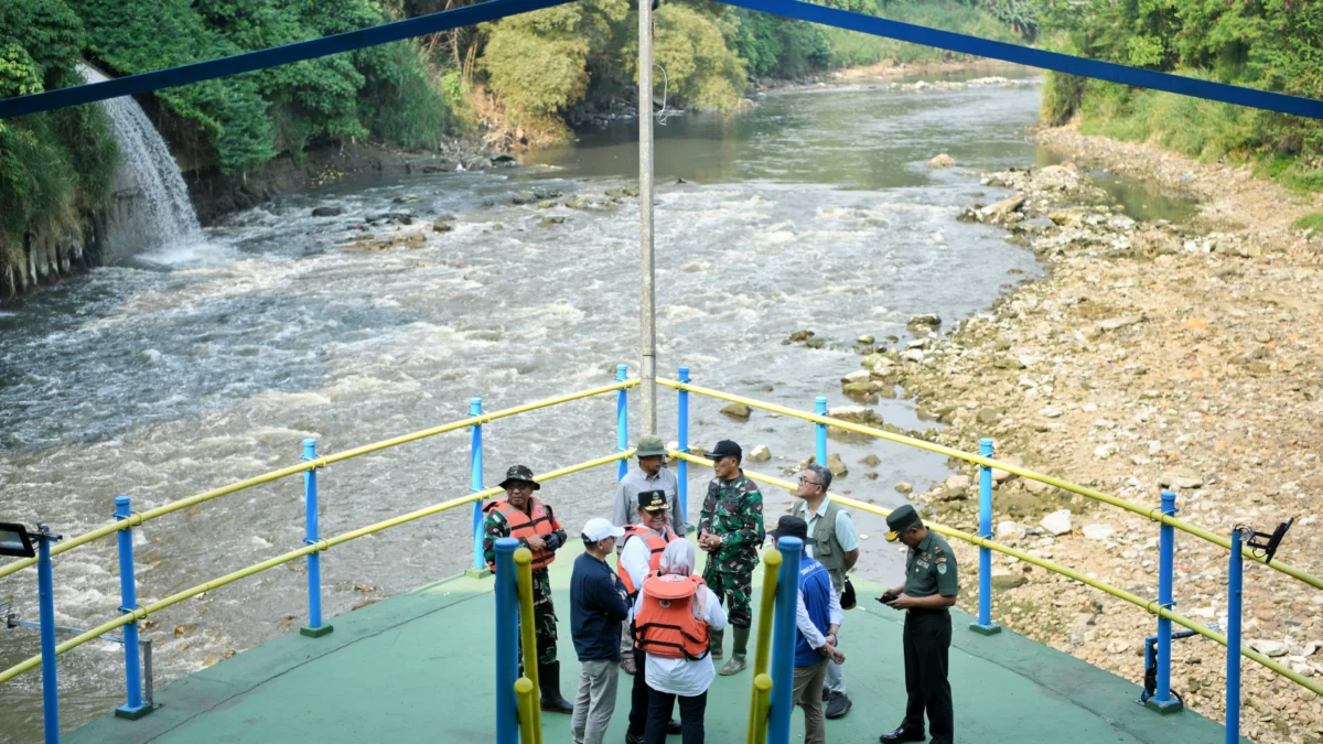Sekda Jabar Herman Suryatman saat Herman Suryatman melakukan monitoring kebersihan Sungai Citarum di kawasan Jembatan Babakan Sapan (BBS), Kecamatan Batujajar, Kabupaten Bandung Barat, Selasa (16/7/2024).