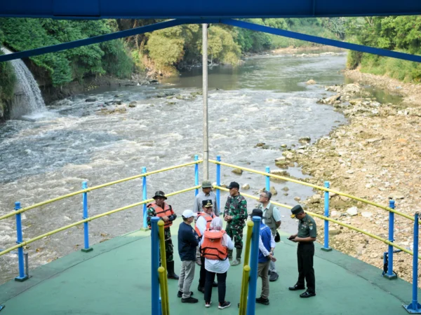 Sekda Jabar Herman Suryatman saat Herman Suryatman melakukan monitoring kebersihan Sungai Citarum di kawasan Jembatan Babakan Sapan (BBS), Kecamatan Batujajar, Kabupaten Bandung Barat, Selasa (16/7/2024).