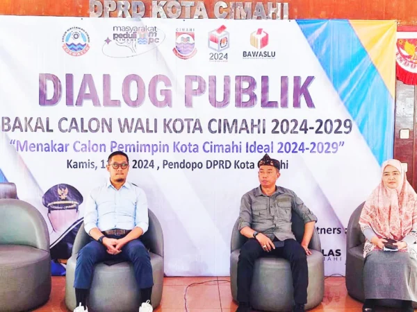 Doc. Ketua Bawaslu Kota Cimahi, Fathir Rizkia Latif (Kiri) dan Kepala Badan Bakesbangpol Cimahi, Mardi Santoso (Tengah) Menghadiri Dialog Publik Bakal Calon Walikota dan Wakil Walikota Cimahi 2024-2029 di Pendopo DPRD Kota Cimahi (Istimewa)