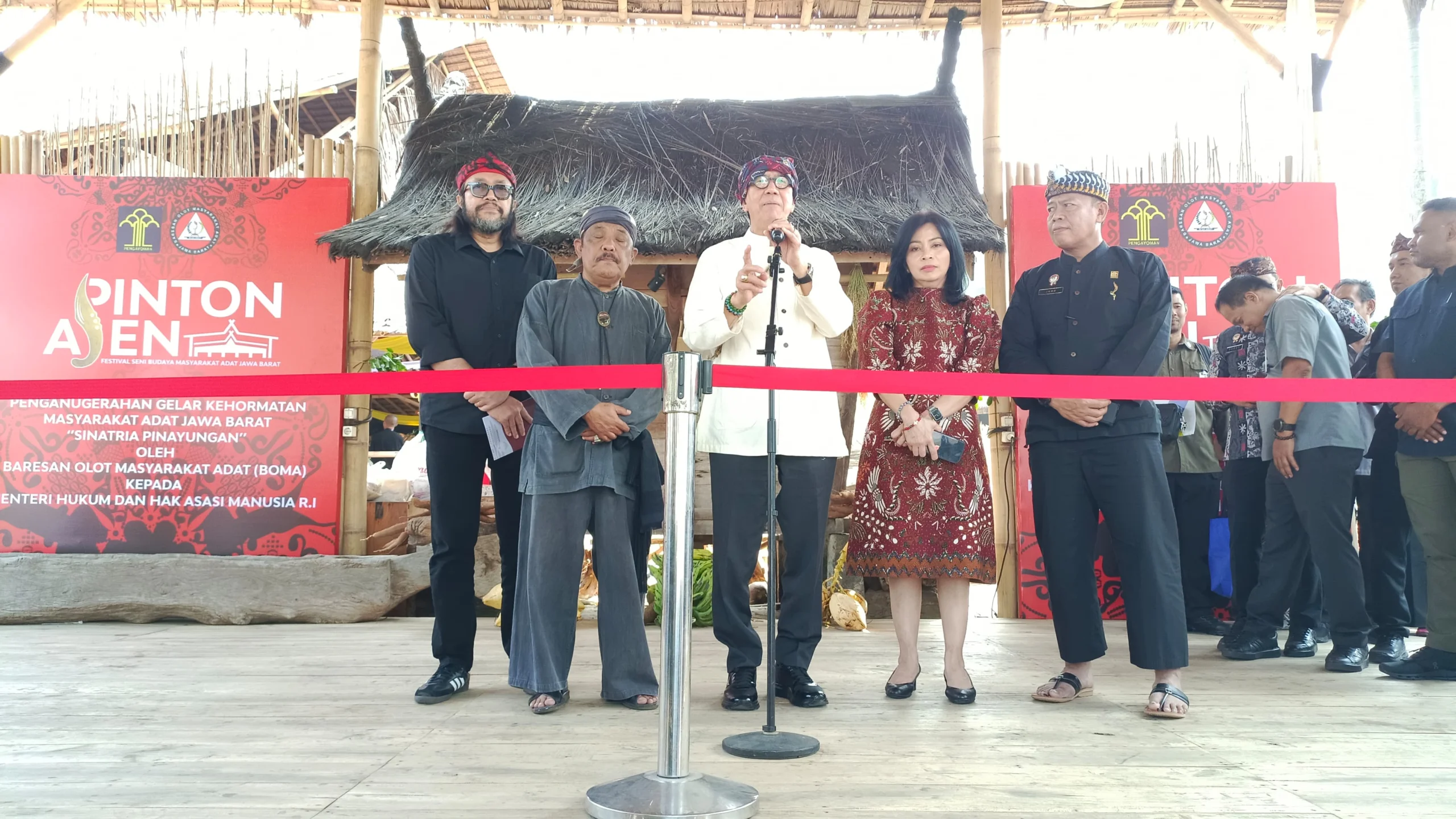 Menteri Hukum dan Hak Asasi Manusia, Yasonna H Laoly saat penganugerahan gelar kehormatan masyarakat adat Jawa Barat sebagai Sinatria Pinayungan dari Baresan Olot Masyarakat Adat (BOMA)