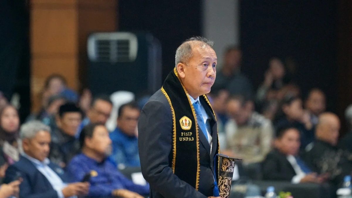 Ketua DPW Partai NasDem Jawa Barat (Jabar), Saan Mustopa saat berhasil meraih gelar Doktor di Universitas Padjadjaran (Unpad) di Graha Sanusi Kota Bandung, Jumat (26/7/2024).