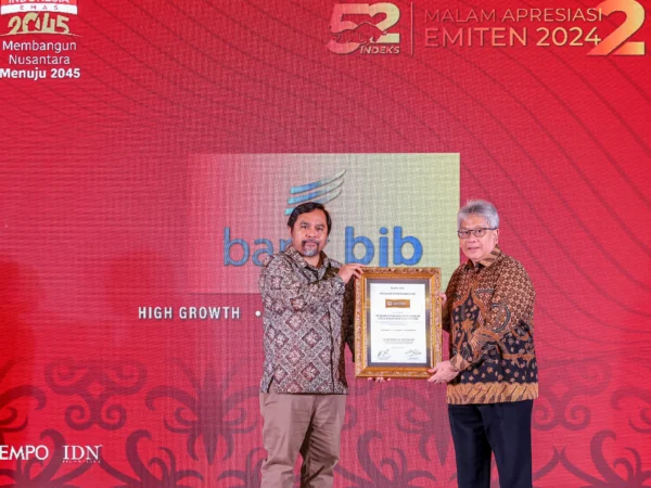 Direktur Utama bank bjb Yuddy Renaldi saat menerima Apresiasi Emiten yang diselenggarakan pada Jumat, 26 Juli 2024, di Novotel Balikpapan, Borneo Ballroom, Kalimantan Timur.