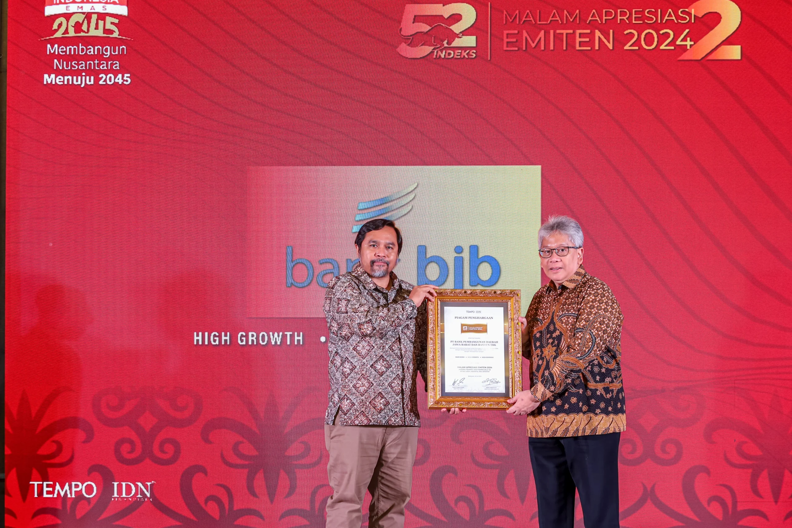 Direktur Utama bank bjb Yuddy Renaldi saat menerima Apresiasi Emiten yang diselenggarakan pada Jumat, 26 Juli 2024, di Novotel Balikpapan, Borneo Ballroom, Kalimantan Timur.