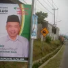 Poster Kabag Kesra Bandung Barat, Hasanuddin bertebaran di Jalan Raya Cisarua-Parongpong. Senin (22/7). Foto Jabar Ekspres