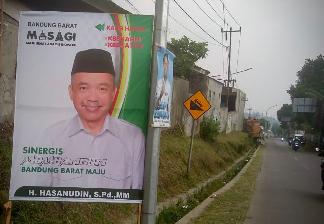 Poster Kabag Kesra Bandung Barat, Hasanuddin bertebaran di Jalan Raya Cisarua-Parongpong. Senin (22/7). Foto Jabar Ekspres