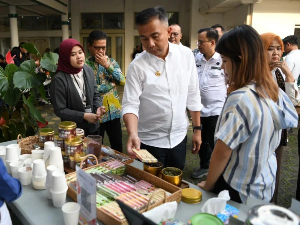 Penjabat Gubernur Jawa Barat Bey Machmudin menghadiri acara Familiarization Trip Speciality Coffee and Cacao Buyer Filipina, di Pendopo Kabupaten Bandung, Rabu (10/7/2024) (Rizalfs/Dokpim Jabar)