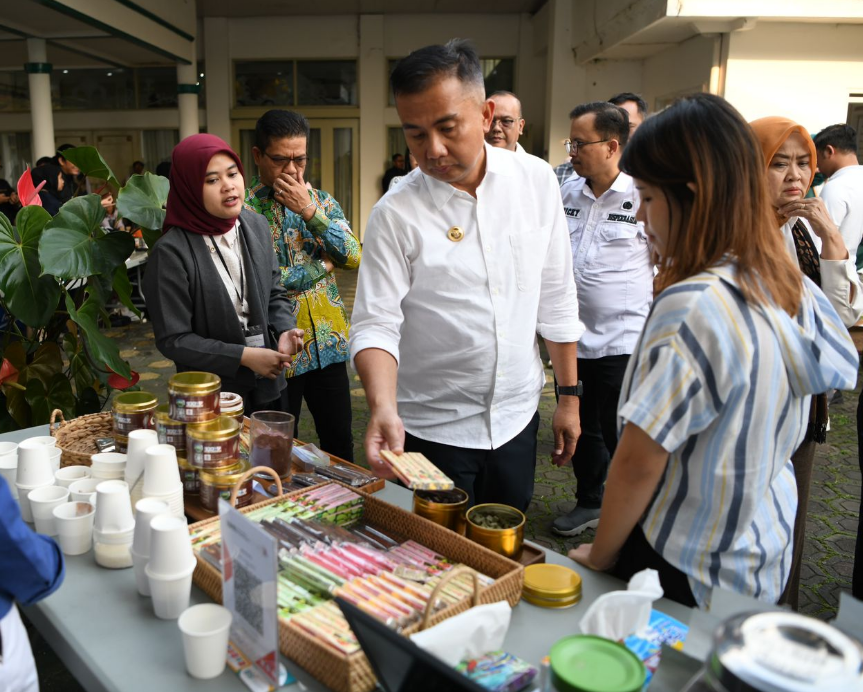 Penjabat Gubernur Jawa Barat Bey Machmudin menghadiri acara Familiarization Trip Speciality Coffee and Cacao Buyer Filipina, di Pendopo Kabupaten Bandung, Rabu (10/7/2024) (Rizalfs/Dokpim Jabar)