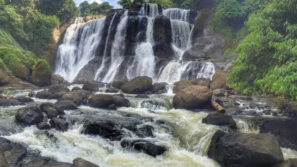 Curuh Malela menajdi salah satu rekomendasi wisata air terjun di Jawa Barat paling favorit.