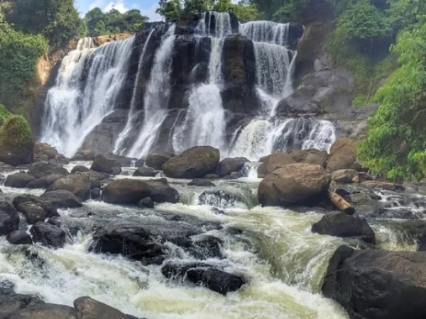 Curuh Malela menajdi salah satu rekomendasi wisata air terjun di Jawa Barat paling favorit.