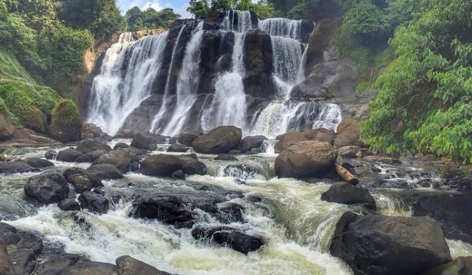 Curuh Malela menajdi salah satu rekomendasi wisata air terjun di Jawa Barat paling favorit.