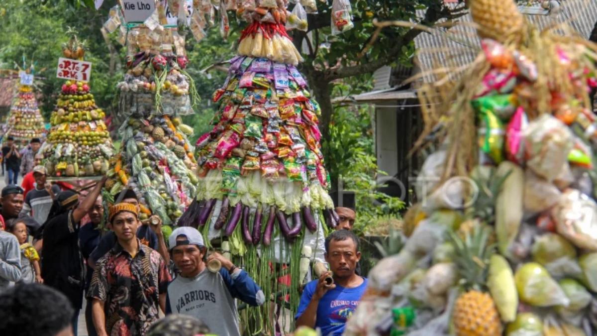 Pawai hasil bumi menjadi salah satu tradisi unik saat perayaan 17 Agustus.