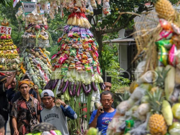 Pawai hasil bumi menjadi salah satu tradisi unik saat perayaan 17 Agustus.