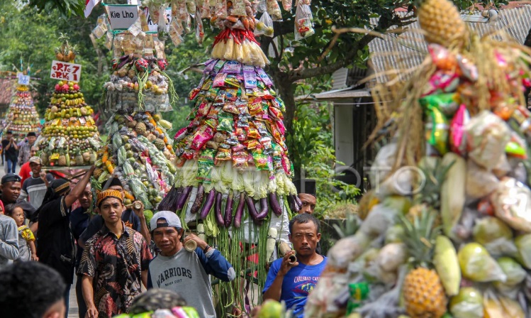 Pawai hasil bumi menjadi salah satu tradisi unik saat perayaan 17 Agustus.
