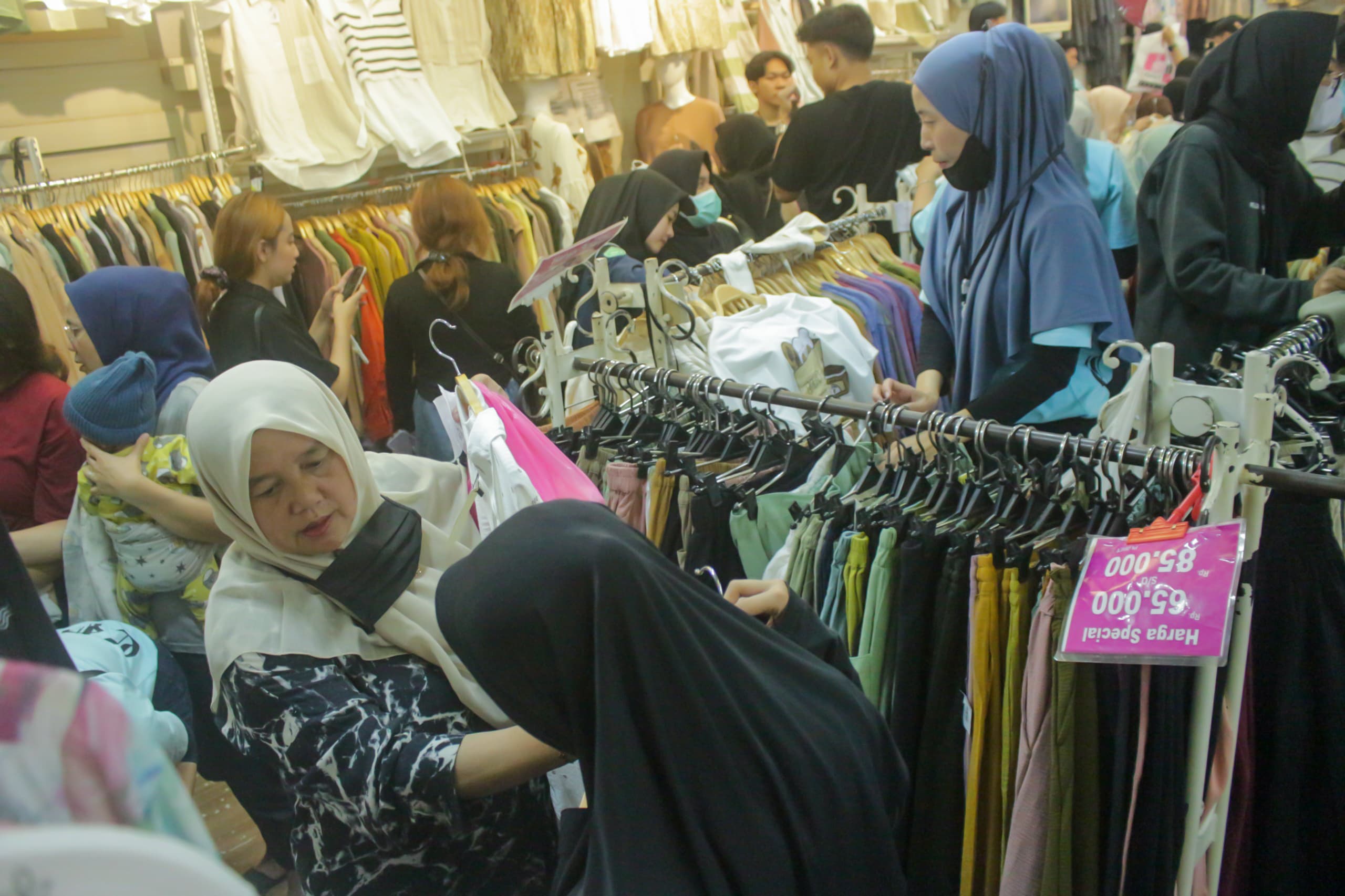 Ilustrasi kegiatan jual beli di Pasar Baru Trade Centre, Kota Bandung. (Pandu/Jabar Ekspres)