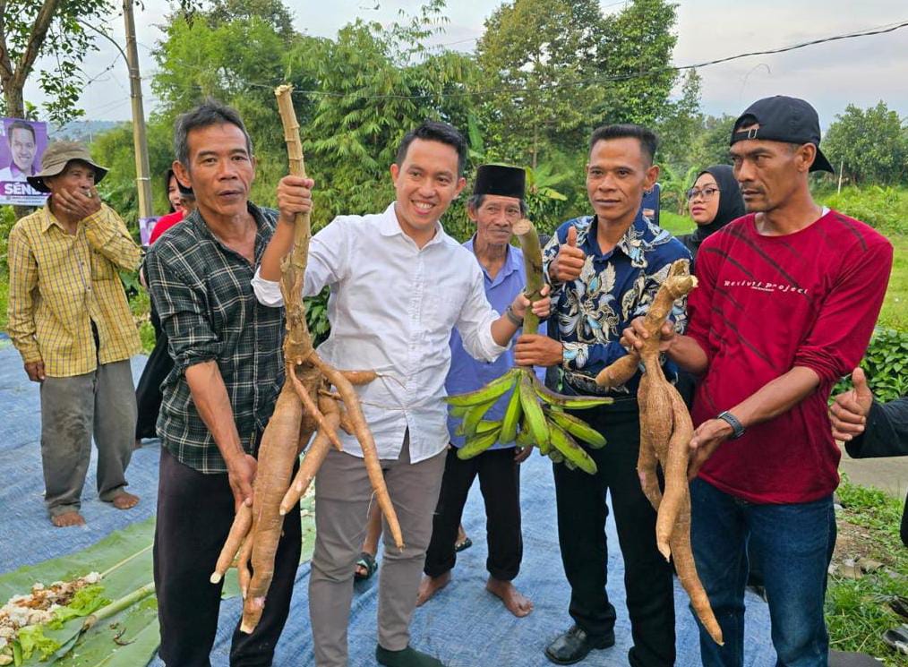 Warga Margasari, Kertamaya, Kecamatan Bogor Selatan saat memberikan oleh-oleh hasil tani kepada Sendi Fardiansyah. (Yudha Prananda / Jabar Ekspres)