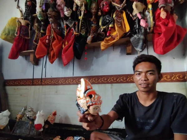 Risnandar (32) seniman muda wayang golek saat mengukir wayang pesanannya di kediamannya di Desa Cibiru Wetan, Cileunyi, Kabupaten Bandung. Foto Agi Jabar Ekspres