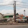 Seorang pria tengah membereskan puing-puing bangunan kios usai dibongkar Satpol PP Kabupaten Sumedang, karena berdiri tak punya izin di pinggir ruas Jalan Raya Bandung-Garut. (Yanuar/Jabar Ekspres)