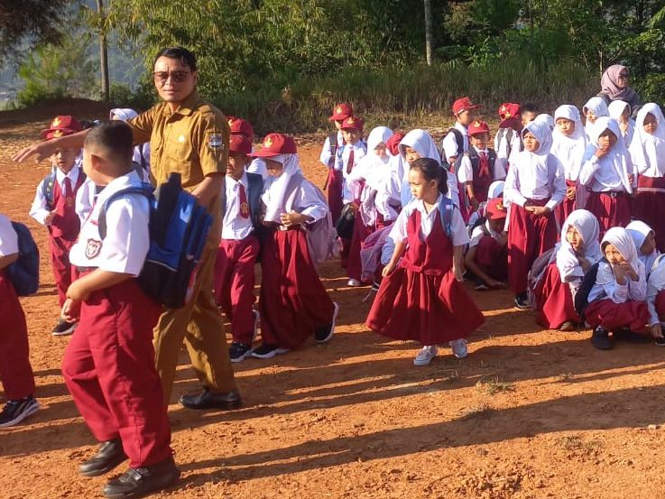 Puluhan siswa SDN 1 Babakan Talang saat menggelar KBM di lapang sepak bola Gombong, Desa Cibedug, Kecamatan Rongga, KBB. Senin (15/7). Foto istimewa