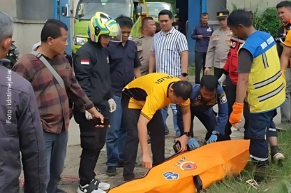 Proses evakuasi penemuan mayar wanita dan anak yang tenggelam di Sungai Citarum. (Instagram infokabupatenbandung)