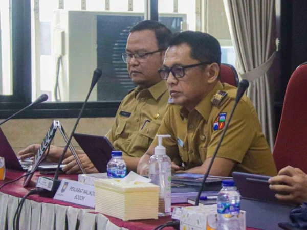 Pj Wali Kota Bogor, Hery Antasari bersama Kepala Bapperinda Kota Bogor, Rudy Mashudi. (Yudha Prananda / Jabar Ekspres)