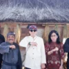 Ketua DPD PDI Perjuangan Jabar Ono Surono saat menghadiri acara penganugrahan adat Sunda kepada Yasonna Laoly di Alam Santosa Ekowisata dan Budaya, Pasir Impun Kabupaten Bandung, Selasa (23/7).