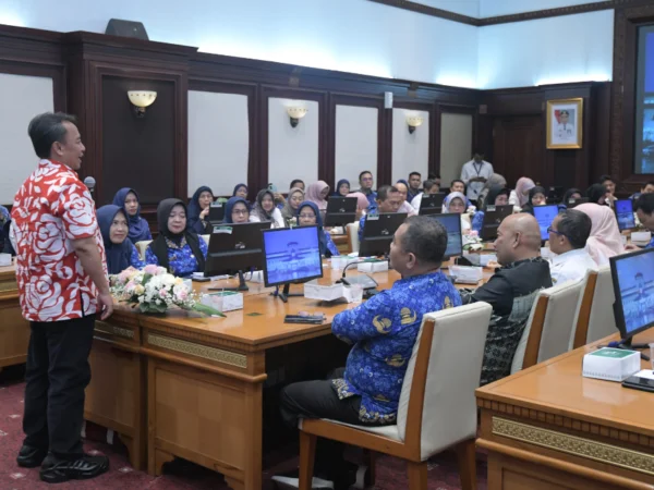 ekda Jabar Herman Suryatman dalam rapat koordinasi dengan para Asisten Pemerintahan dan Kesejahteraan Rakyat, Biro Organisasi Provinsi Jabar serta 27 pemda kabupaten dan kota di Gedung Sate, Kota Bandung, Rabu (17/7/2024).(Foto: Biro Adpim Jabar)