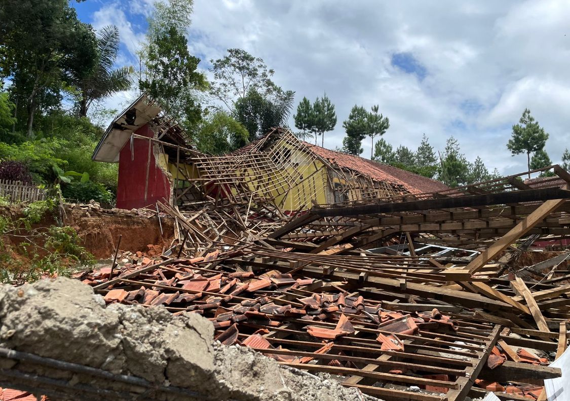 Kondisi SDN 1 Babakan Talang hancur seusai dilanda bencana pergerakan tanah, pada Februari 2024 lalu. Foto Jabar Ekspres/wit