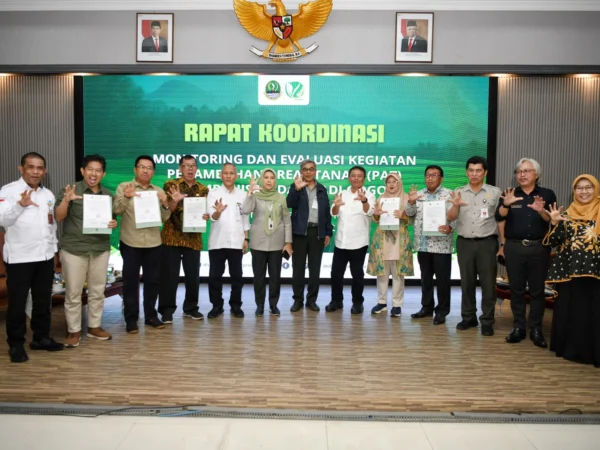 Sekda Jabar Herman Suryatman saat rapat evaluasi dengan Irjen Kementan RI di Dinas Tanaman Pangan dan Hortikultura Provinsi Jawa Barat, Kota Bandung, Kamis (4/7/2024) (Rizalfs/Dokpim Jabar)