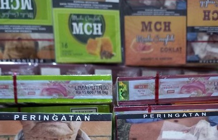 Adanya kebijakan tarif cukai hasil tembakau membuat masyarakat Indonesia beralih ke rokok murah alias downtrading.