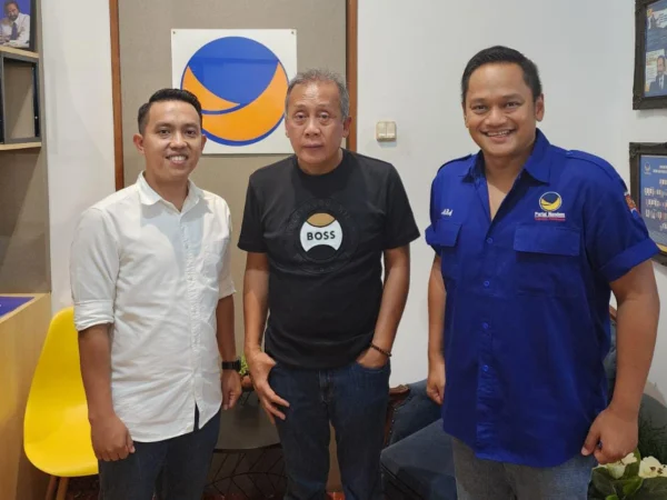 Ketua DPD Partai NasDem Kota Bogor, Benninu Argoebie (Pojok Kanan) bersama Bacawalkot Bogor, Sendi Fardiansyah (Pojok Kiri) . (Yudha Prananda / Jabar Ekspres)