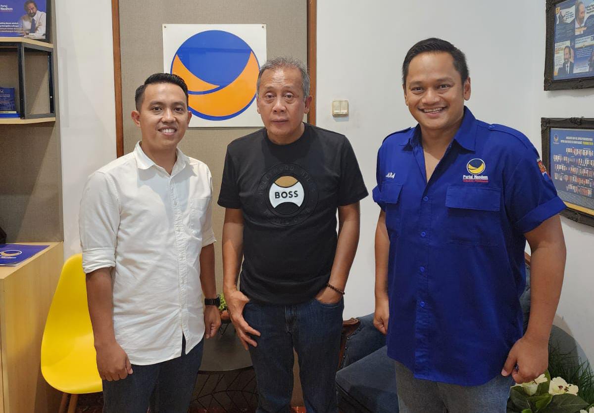 Ketua DPD Partai NasDem Kota Bogor, Benninu Argoebie (Pojok Kanan) bersama Bacawalkot Bogor, Sendi Fardiansyah (Pojok Kiri) . (Yudha Prananda / Jabar Ekspres)