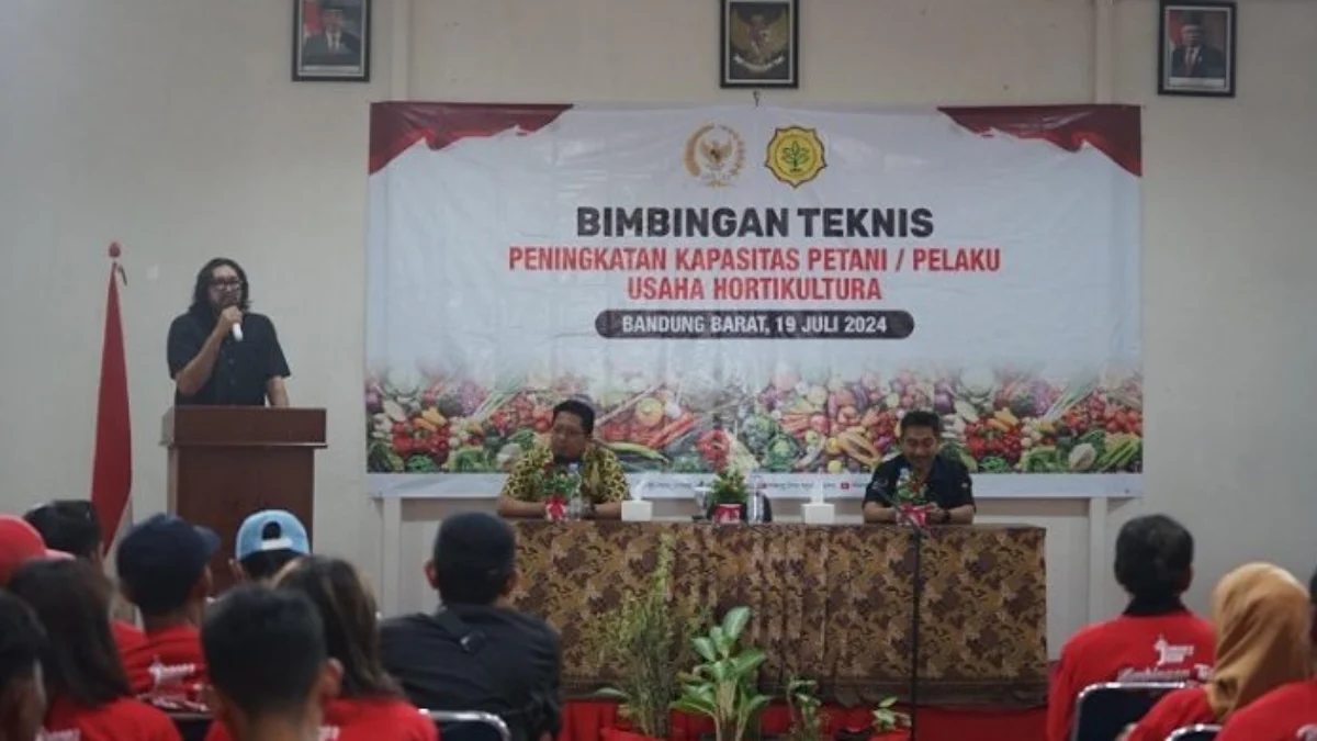 Anggota DPR RI Ono Surono menyerap aspirasi petani holtikultura di Lembang sekaligus memberikan bimbingan teknis di Hotel Augusta, Jalan Raya Tangkuban Parahu, Kabuoaten Bandung Barat (KBB), Jumat 19 Juli 2024.