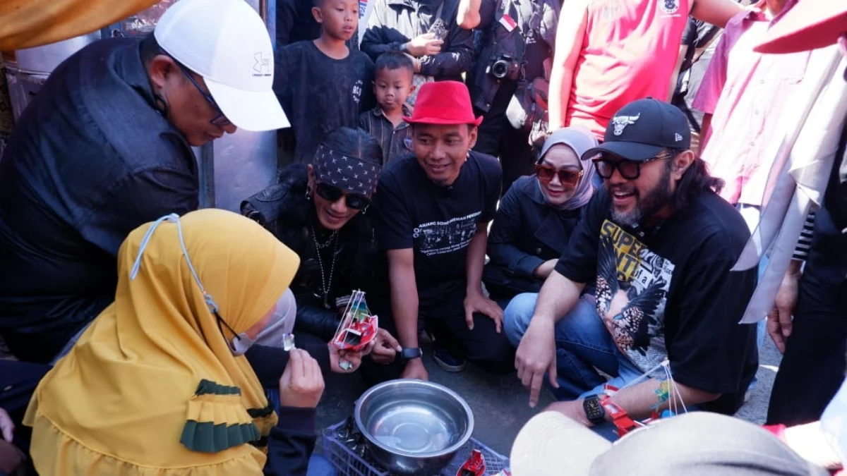 Ketua DPD PDI Perjuangan Jabar Ono Surono bersama rombongan pemain sinetron Preman Pensiun mengunjungi Pasar Kaget Baleendah, Kabupaten Bandung, Minggu (21/7).