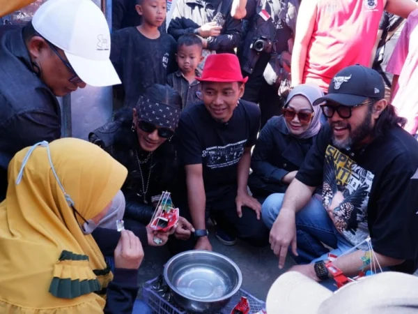 Ketua DPD PDI Perjuangan Jabar Ono Surono bersama rombongan pemain sinetron Preman Pensiun mengunjungi Pasar Kaget Baleendah, Kabupaten Bandung, Minggu (21/7).
