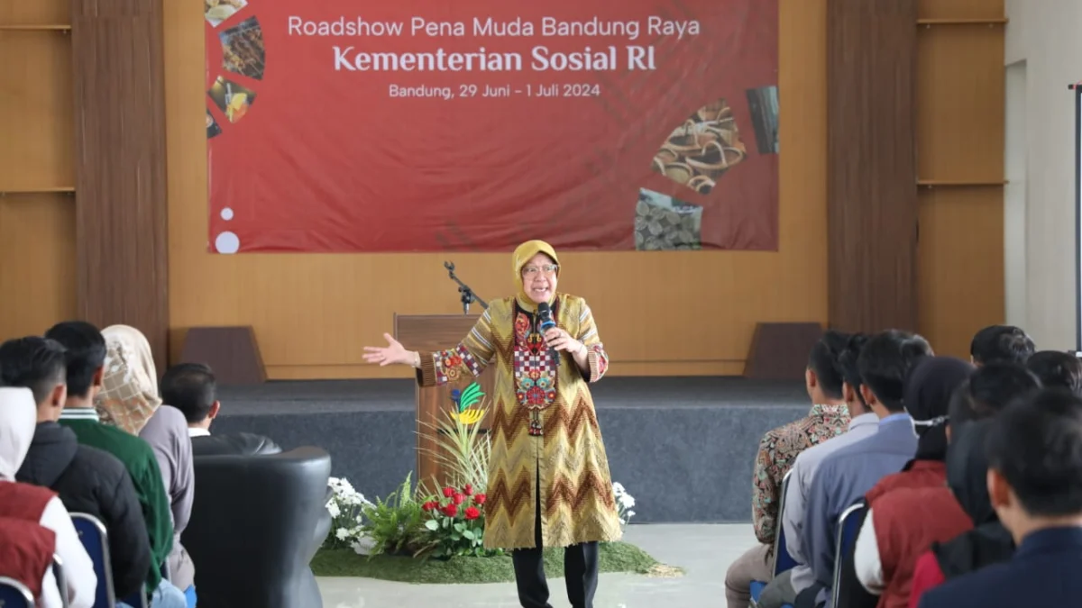 Menteri Sosial Tri Rismaharini saat orasi dalam Roadshow PENA Muda di Balai Besar Pendidikan dan Pelatihan Kesejahteraan Sosial (BBPPKS) di Lembang, Bandung Barat, Senin 1 Juli 2024.