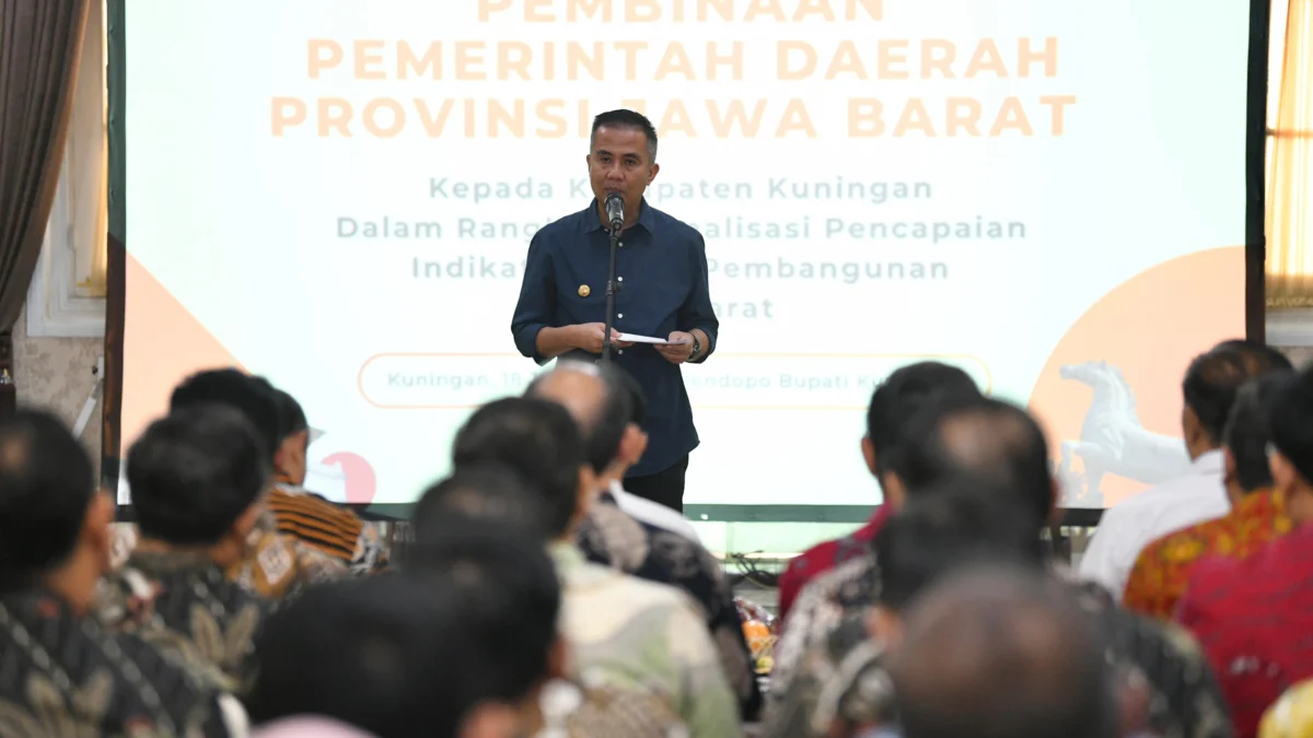 Pj Gubernur Jabar Bey Machmudin memberikan Arahan pada Pertemuan dengan Aparatur Pemerintah Daerah Kabupaten Kuningan dalam rangka Optimalisasi Pencapaian Indikator Makro Pembangunan Jawa Barat di Kantor Bupati Kuningan, Kamis (18/7/2024).