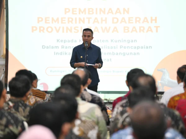 Pj Gubernur Jabar Bey Machmudin memberikan Arahan pada Pertemuan dengan Aparatur Pemerintah Daerah Kabupaten Kuningan dalam rangka Optimalisasi Pencapaian Indikator Makro Pembangunan Jawa Barat di Kantor Bupati Kuningan, Kamis (18/7/2024).