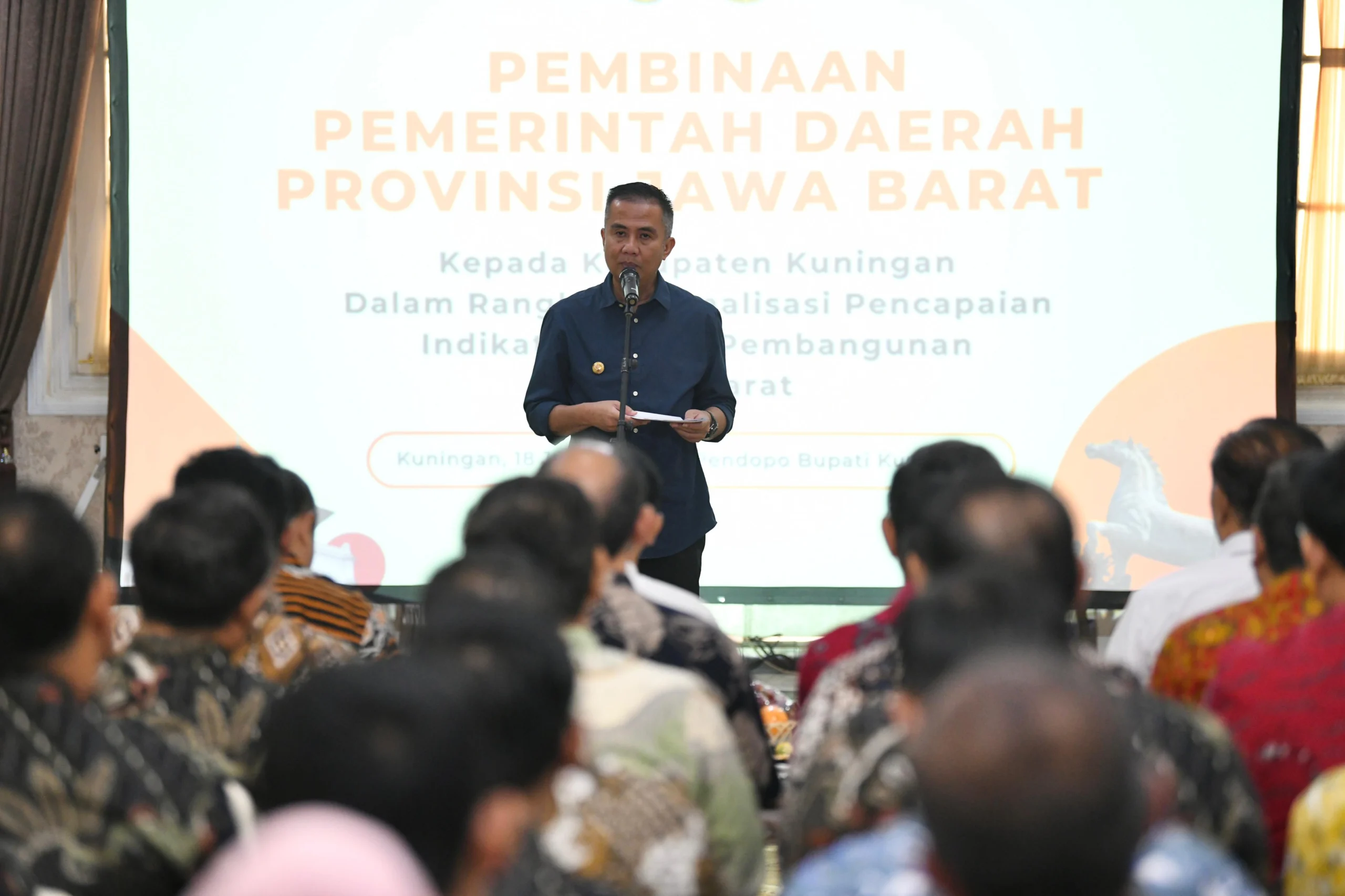 Pj Gubernur Jabar Bey Machmudin memberikan Arahan pada Pertemuan dengan Aparatur Pemerintah Daerah Kabupaten Kuningan dalam rangka Optimalisasi Pencapaian Indikator Makro Pembangunan Jawa Barat di Kantor Bupati Kuningan, Kamis (18/7/2024).